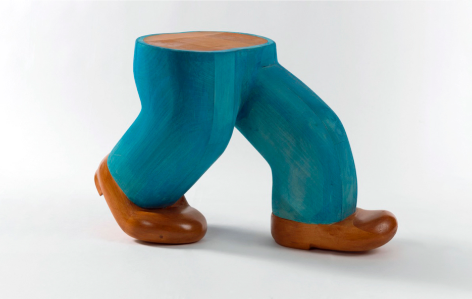 Sculpture en tilleul de Sarah TRITZ "Sluggo" représentant des jambes