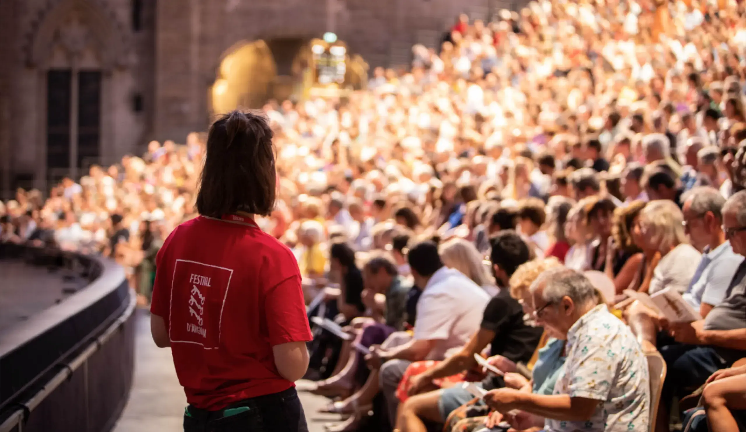 Personnel du festival devant la foule