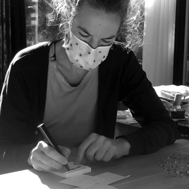 utilisateur qui écrit un post-it pendant un atelier