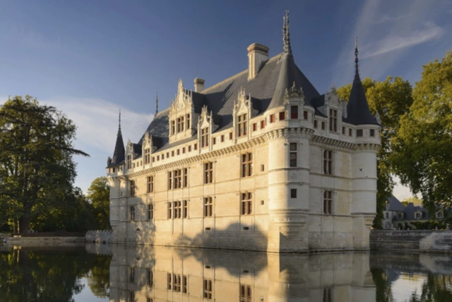 vue du chateau d'azay le rideau et le miroir d'eau