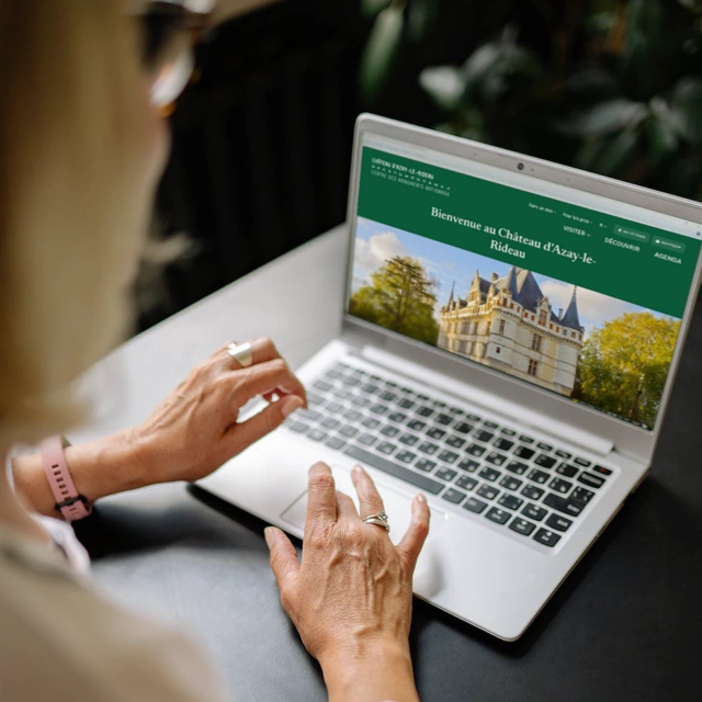 Utilisateur qui navigue sur le design UX/UI desktop de la page d'accueil d'un monument du Centre des monuments nationaux