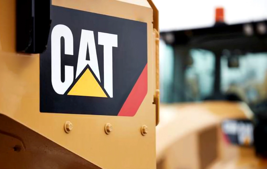 Plan rapproché sur une machine Caterpillar, avec le logo CAT en gros