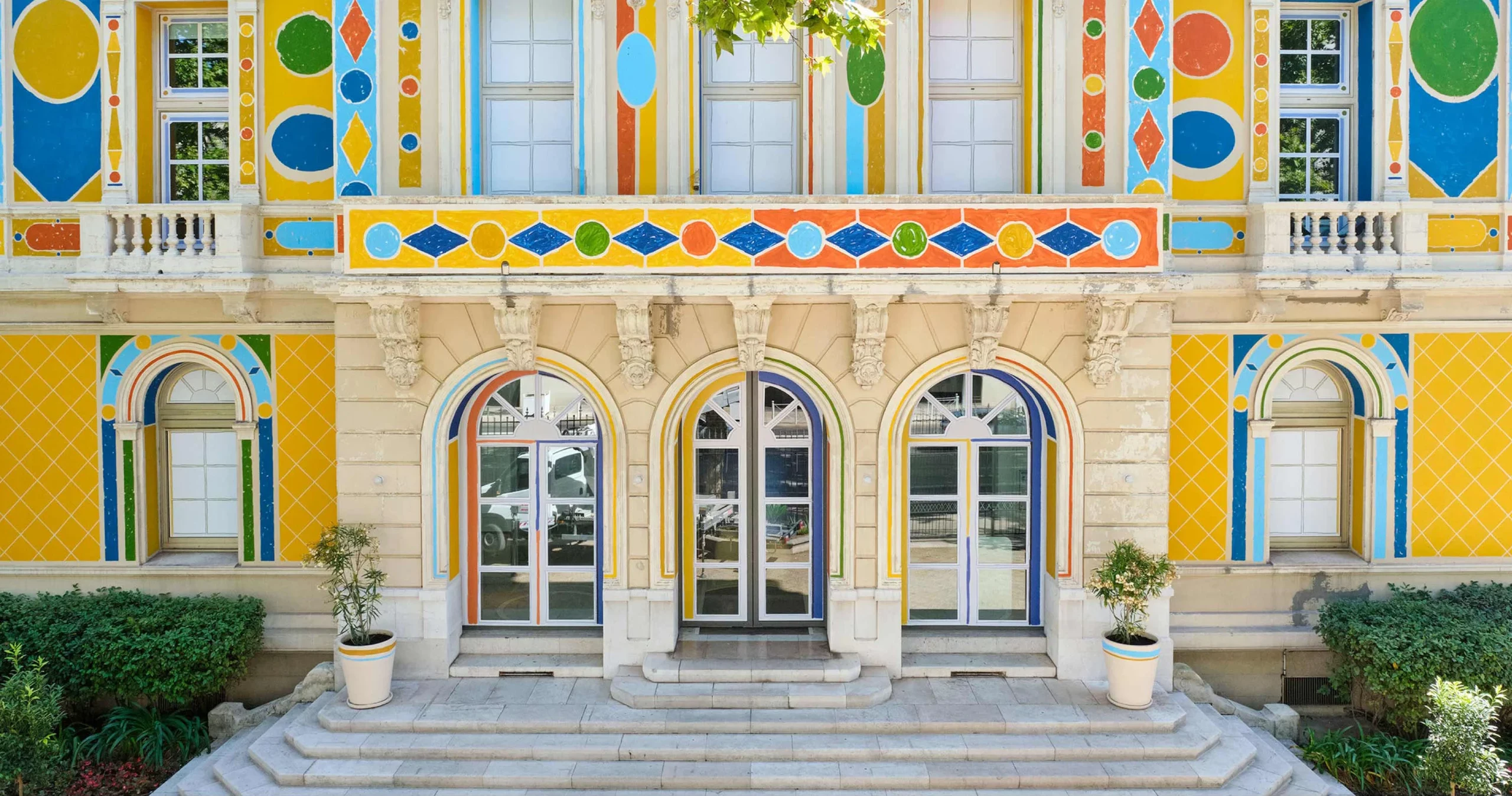 Photo de la façade très colorée de l'Hôtel des arts de Toulon