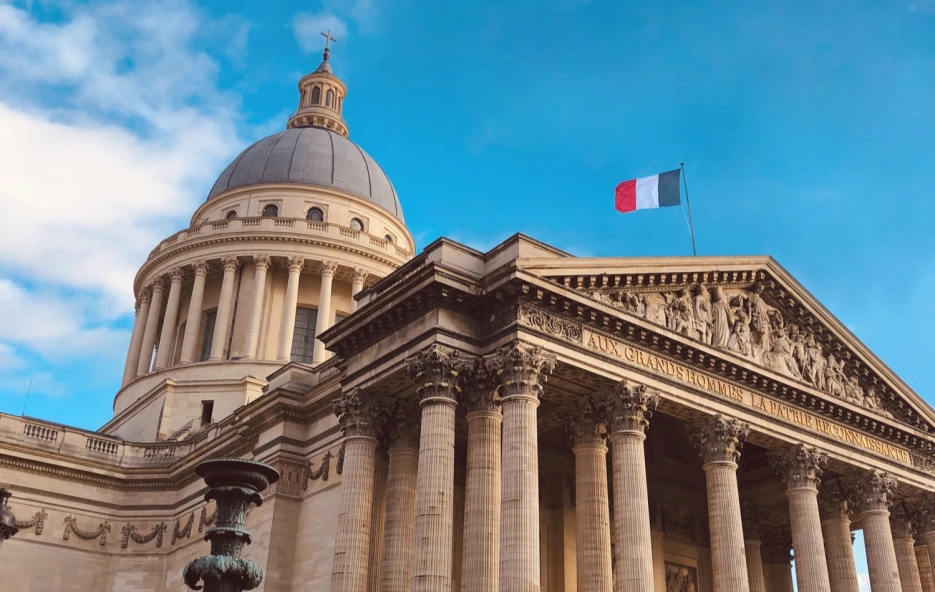 vue du pantheon avec drapeau français, colonnes et coupole