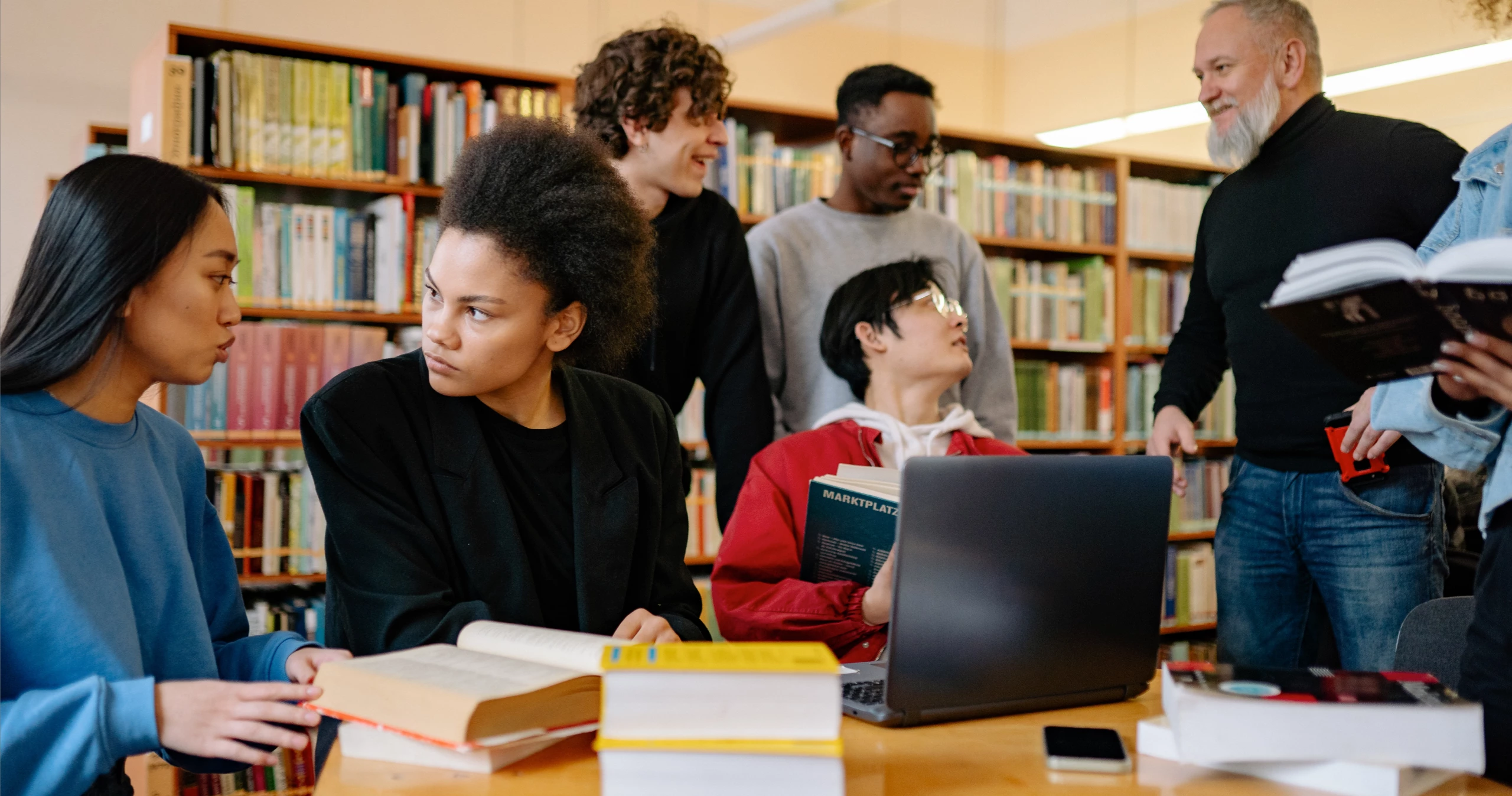 Photo de plusieurs étudiants dans un amphithéatre assistant à un cours