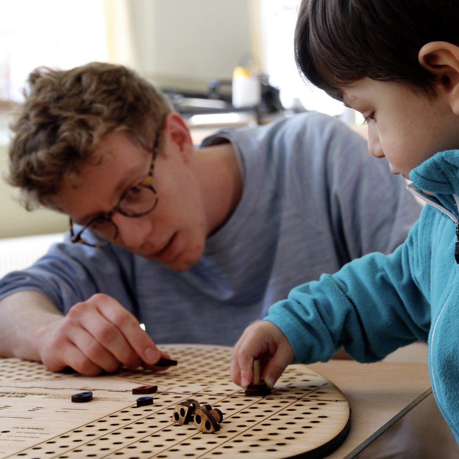 jeune homme qui joue avec un enfant, en gros plan