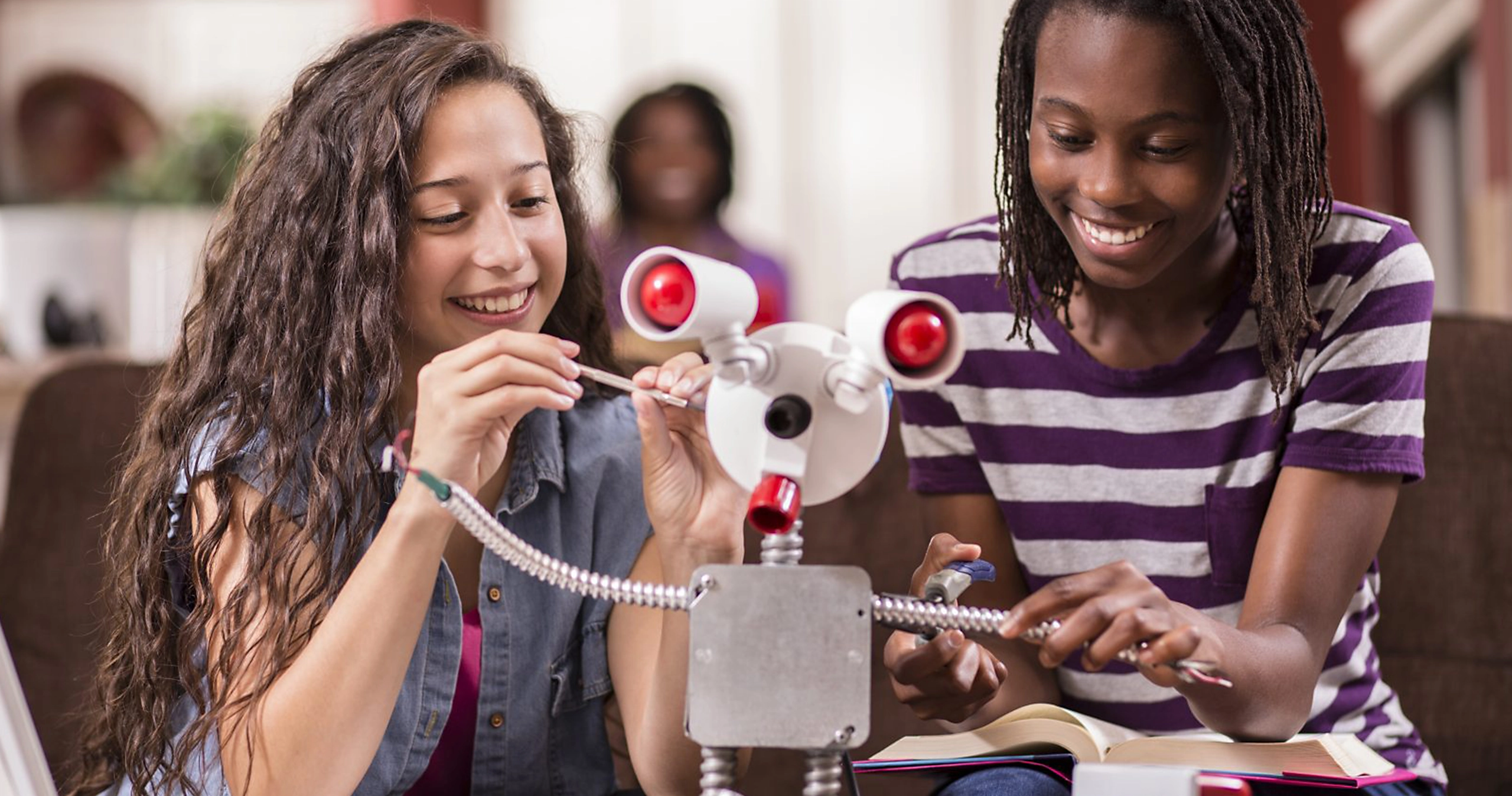 Jeune femme fabricant un robot