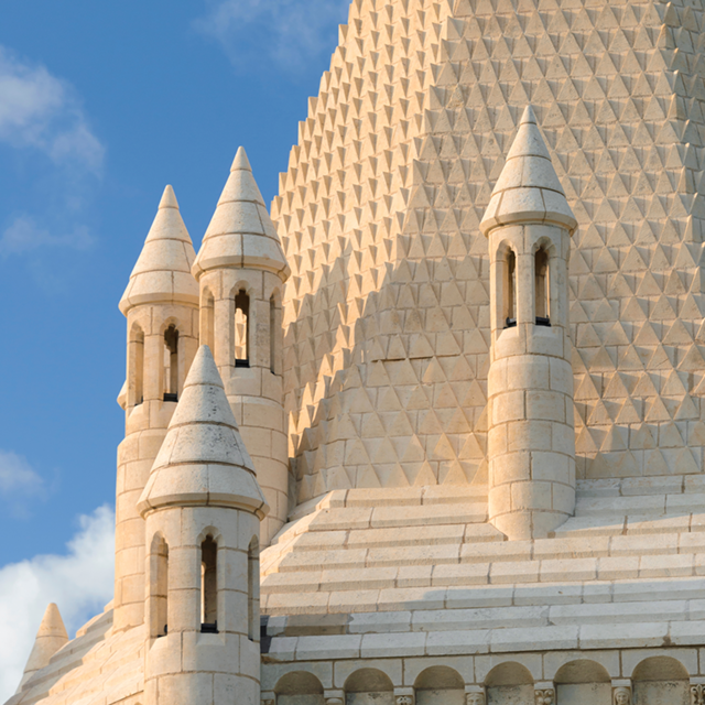 Aperçu du bâtiment emblématique de l’Abbaye royale de Fontevraud, les cuisines romanes.