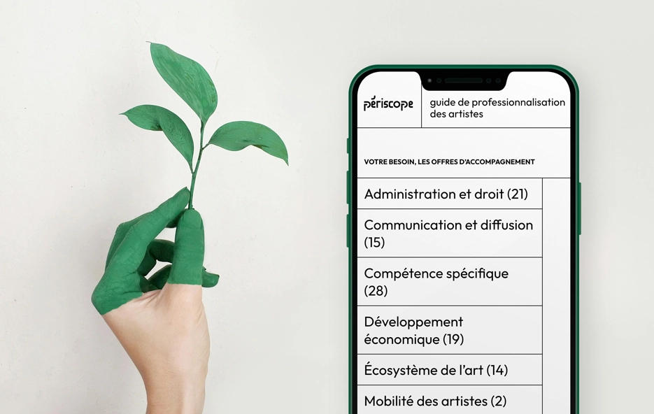 Main qui tient une plante avec à côté un zoom sur un écran de téléphone mobile avec l'accueil du site Periscope