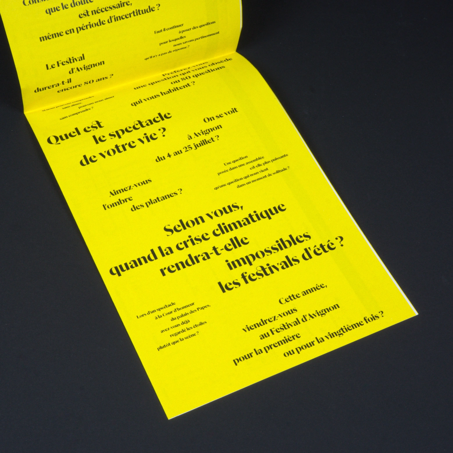 Pages intérieures du calendrier des spectacles du Festival d'Avignon 2026