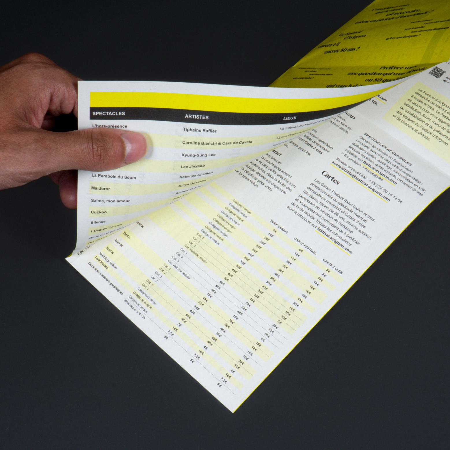 Pages intérieures du calendrier des spectacles du Festival d'Avignon 2026