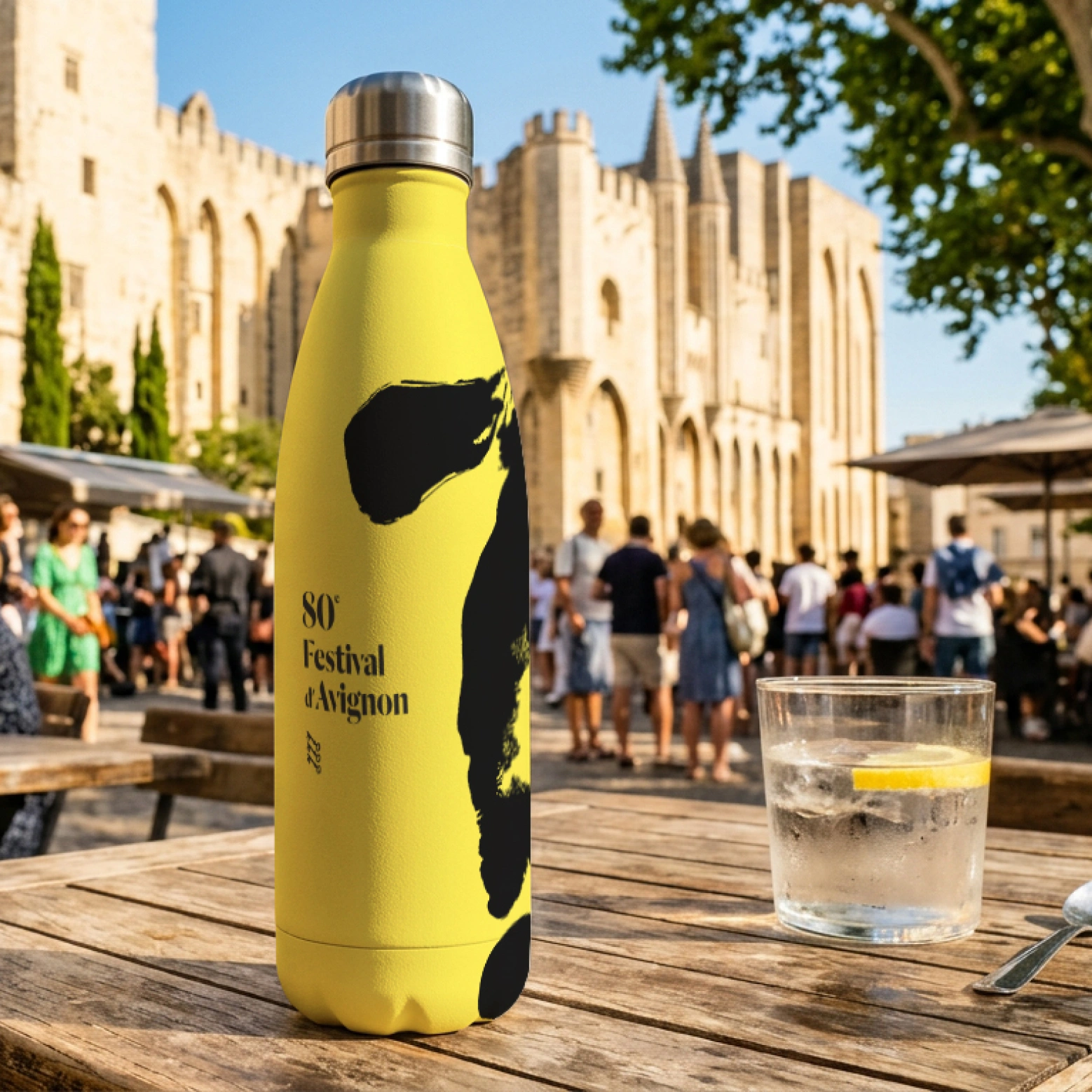 Gourde aux couleurs du Festival d'Avignon 2026 avec le motif point d'interrogation