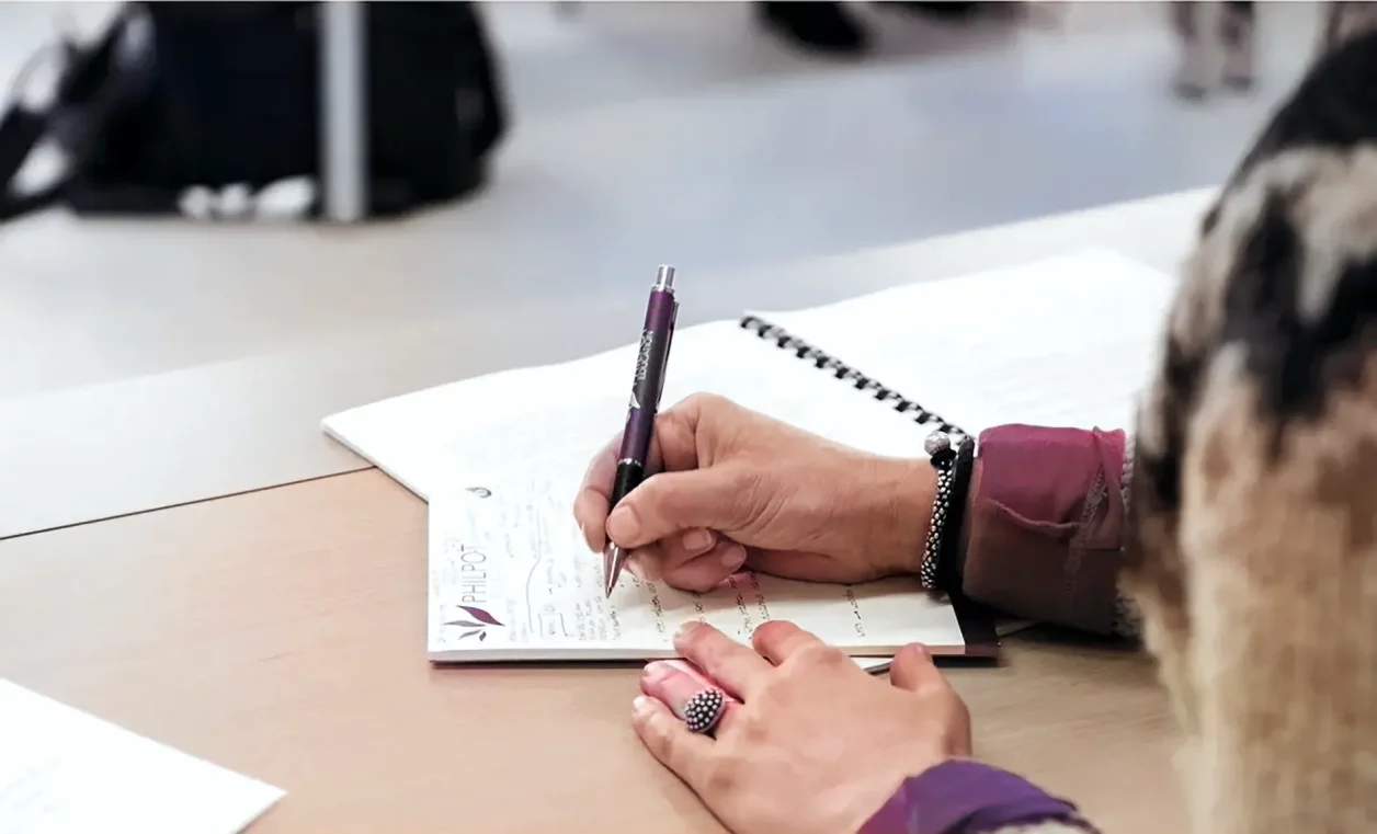 Photo d'une femme prenant des notes pendant un test utilisateur