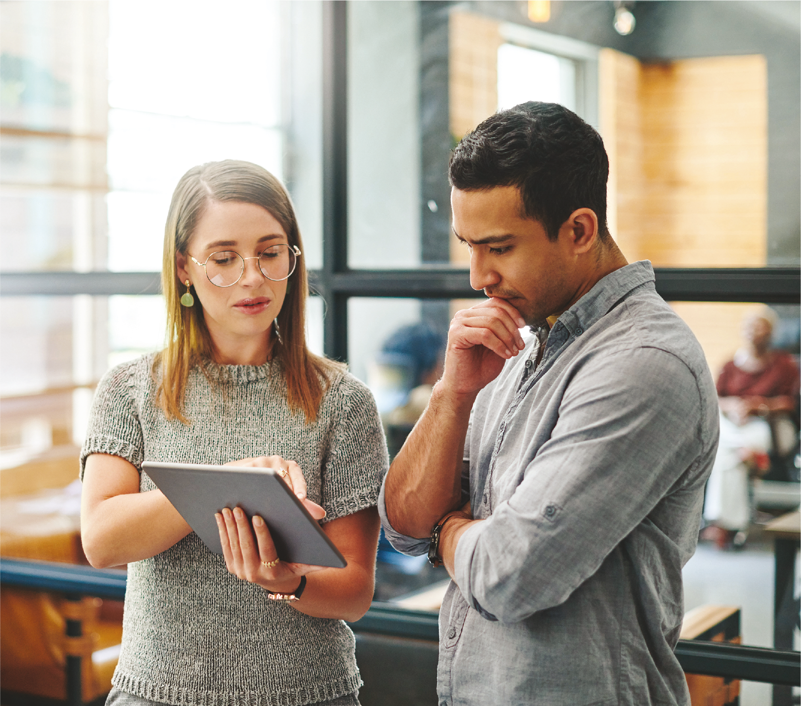 Photo d'une vendeuse présentant les différentes produits à un client