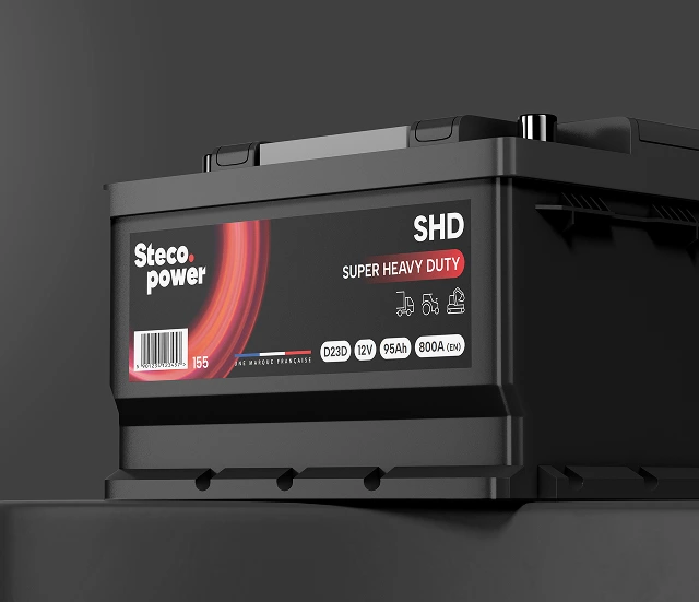 Vue d'une batterie sur fond noir où on peut voir le design graphique de l'étiquette de batterie Steco power