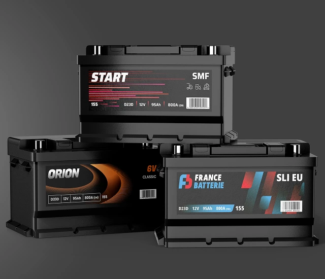 Vue de trois batterie sur fond noir où on peut voir le design graphique des étiquette de batterie Start, Orion et France batterie