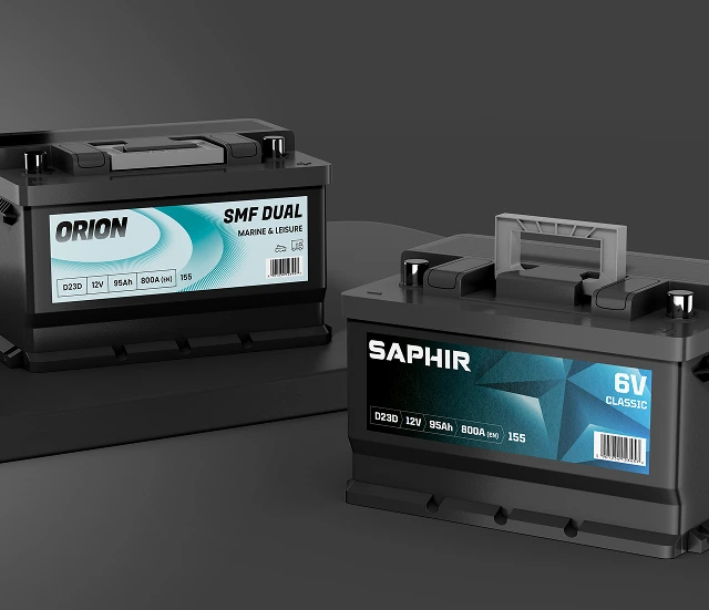 Vue de deux batterie sur fond noir où on peut voir le design graphique des étiquette de batterie Orion et Saphir