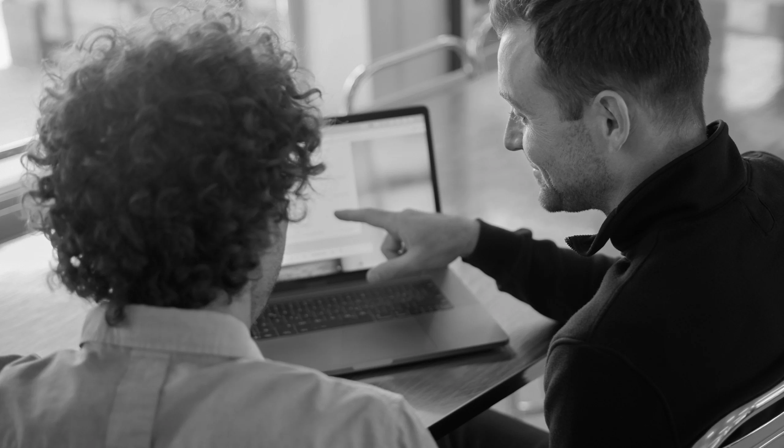 L'équipe de Perméable en train de faire passer un test utilisateur individuel. Le testeur pointe du doigt l'écran.