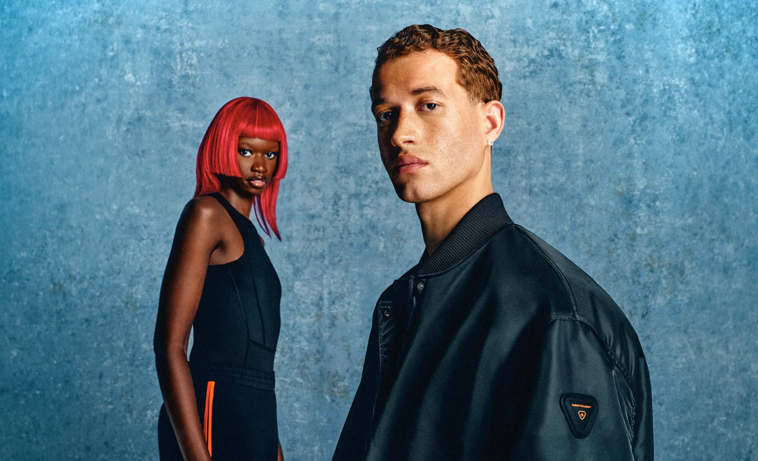 Deux modèles portant des vêtements de la marque Gertrude en contexte urbain, illustrant l'univers streetwear de la marque.