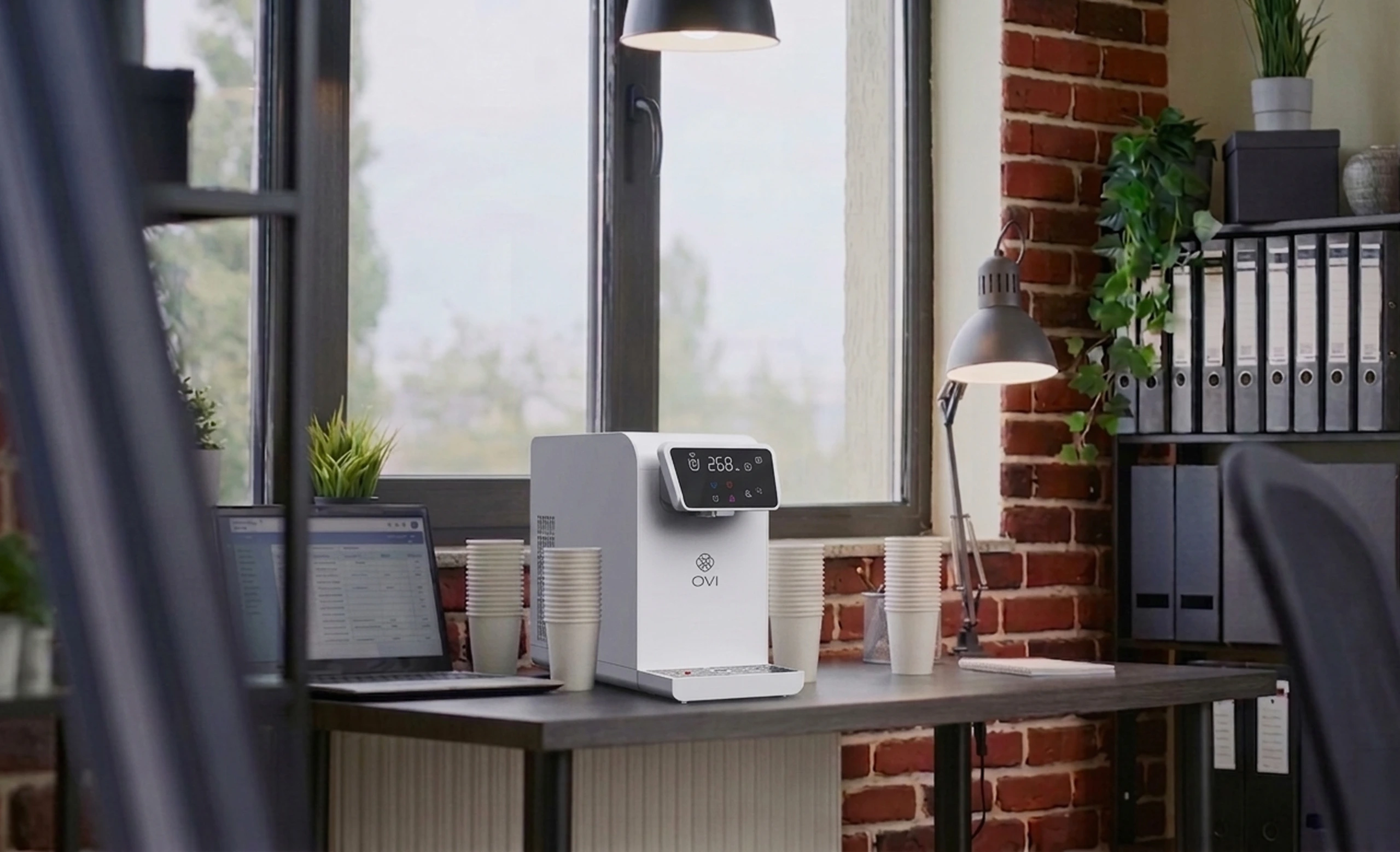 Fontaine à eau Ovibar posée sur un bureau